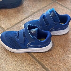 Nike Star Runner blue and white tennis shoes